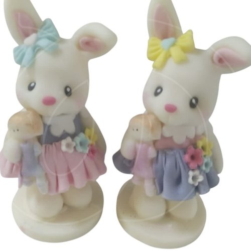 Фигурка из шоколадной глазури "Зайка с куклой" 