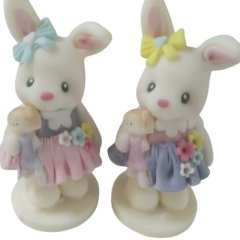 Фигурка из шоколадной глазури "Зайка с куклой" 