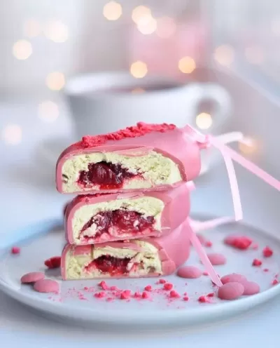 Фисташковые творожные эскимо с вишней